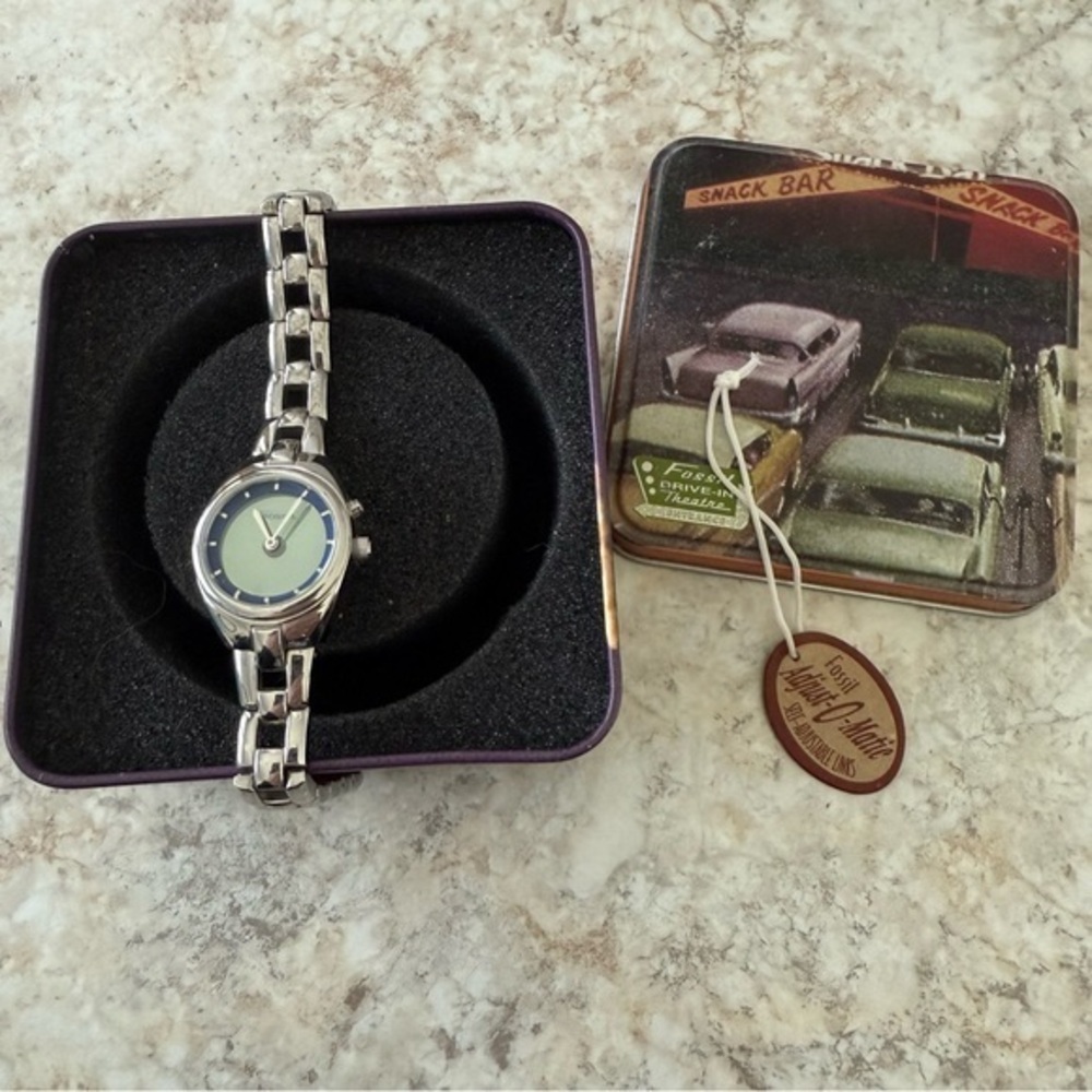 Fossil Silver Watch with Blue Dial EUC (needs a battery) Adjustable Link Band